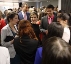 Los Reyes conversan con los universitarios becados por "la Caixa".