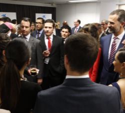 Don Felipe, con un grupo de estudiantes.