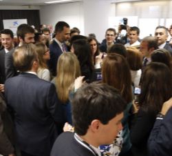 El Rey, con un grupo de estudiantes.
