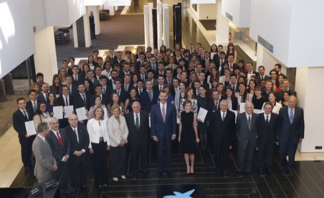 Los Reyes, con las autoridades asistentes y los jóvenes estudiantes becados.