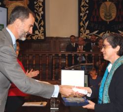 Su Majestad el Rey entrega el premio Derechos Humanos Rey de España a Teresa Valenzuela, superiora general de las Adoratrices