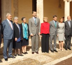Don Felipe junto a las premiadas y a las autoridades asistentes