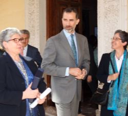 Don Felipe conversa con las premiadas a la finalización del acto