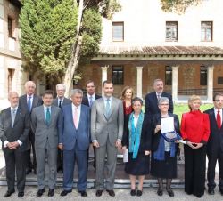 Su Majestad el Rey, en la fotografía de grupo, con las autoridades asistentes, el jurado y las premiadas