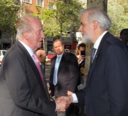 Su Majestad el Rey Don Juan Carlos, a su llegada, recibe el saludo del rector magnífico de la Universidad Pontificia Comillas, Julio Martínez