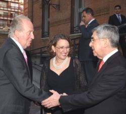Don Juan Carlos recibe el saludo de Óscar Arias, expresidente de la República de Costa Rica en presencia de la secretaria general Iberoamericana, Rebe