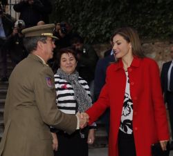 El general jefe de Estado Mayor del Ejército, Jaime Domínguez Buj, saluda a Doña Letizia a su llegada a la Academia de Artillería