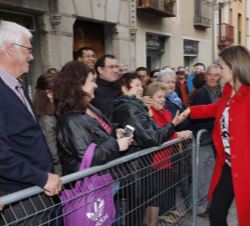 Su Majestad la Reina saluda a algunos de los ciudadanos que se acercaron a la inmediaciones de la Academia de Artillería