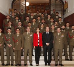 Su Majestad la Reina acompañada por alguno de los alumnos de la Academia y de las autoridades presentes en el acto
