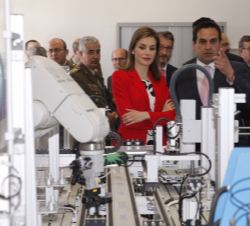 Su Majestad la Reina observa alguno de los trabajos de los alumnos