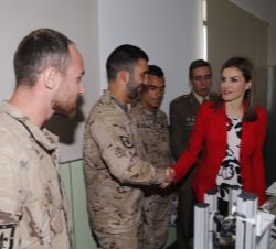 Doña Letizia recibe el saludo a alguno de los alumnos de la Academia de Artillería