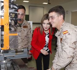 La Reina observa uno de los trabajos