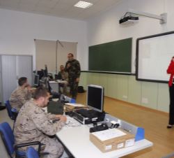 Su Majestad la Reina a su paso por una las clases