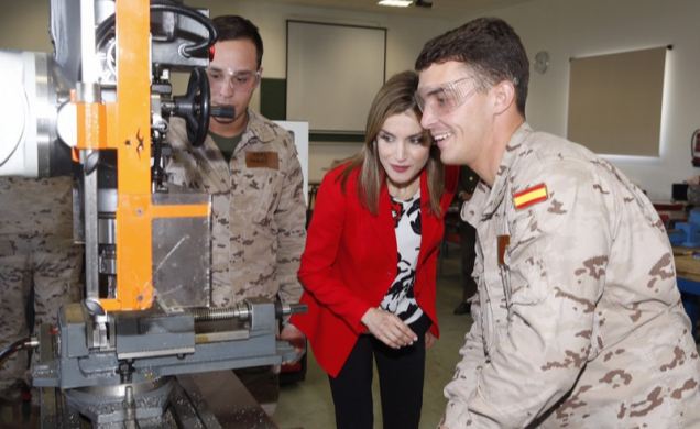 La Reina observa uno de los trabajos