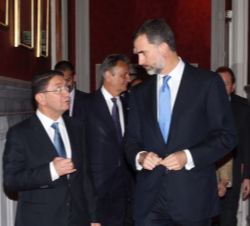 Don Felipe, a su llegada al Casino de Madrid, junto al secretario general de la OMT, Taleb Rifai