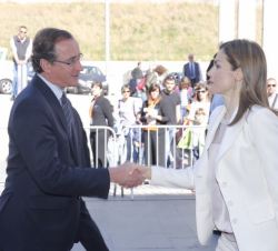 Su Majestad la Reina es recibida por el ministro de Sanidad, Servicios Sociales e Igualdad, Alfonso Alonso.