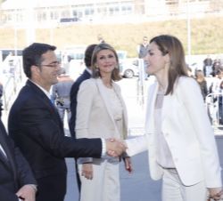 Doña Letizia recibe el saludo del presidente de FEDER.