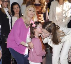 Doña Letizia agradece a una niña el obsequio del cuento "Cuando me encuentres..." de Marta Minella, destinado a facilitar el conocimiento y 