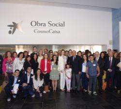 La Reina, con los profesores, alumnos y familias autores de los carteles informativos que se exponen en el congreso.