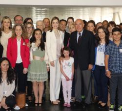 La Reina, con los profesores, alumnos y familias autores de los carteles informativos que se exponen en el congreso.