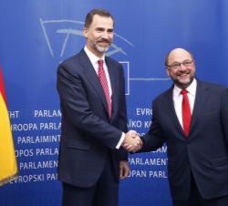Don Felipe, con el Presidente del Parlamento Europeo, Martin Schulz.
