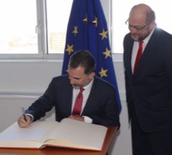 Su Majestad el Rey firma en el libro de honor del Parlamento Europeo.