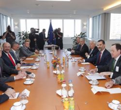 Don Felipe y el Presidente del Parlamento Europeo, acompañados de sus respectivas delegaciones, durante la reunión de trabajo en el Parlamento Europeo