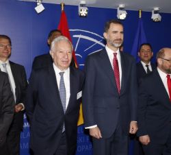 El Rey, el Presidente Schulz, el ministro García-Margallo y el embajador Dastis, con los representantes de los Grupos Políticos del Parlamento Europeo