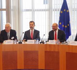 Don Felipe, con el Presidente del Parlamento Europeo, el ministro García-Margallo y el secretario general Welle, durante la reunión con los representa