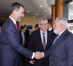 Don Felipe recibe el saludo del comisario de Cambio Climático y Energía, Miguel Arias Cañete, en presencia del presidente de la Comisión Europea, Jean