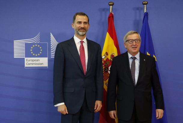 Don Felipe, con el Presidente de la Comisión Europea, Jean-Claude Juncker.