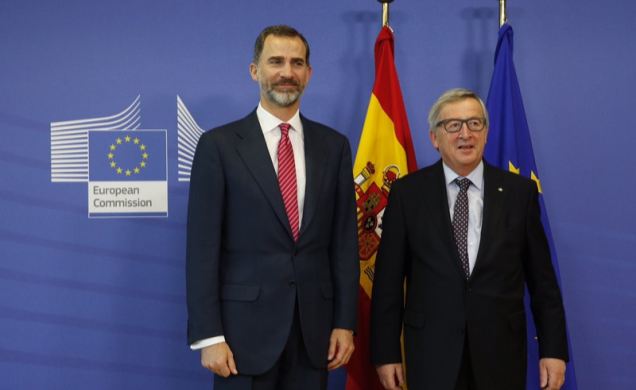 Don Felipe, con el Presidente de la Comisión Europea, Jean-Claude Juncker.