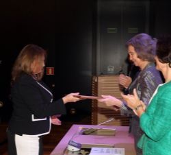 Doña Sofía entrega el Premio en la Categoría de conservación, a la Restauración de la Fuente de los Leones de la Alhambra