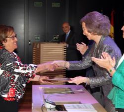 Doña Sofía entrega el Premio en la Categoría de educación, formación y sensibilización, a "Cabanyal Archivo Vivo"