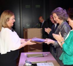 Doña Sofía entrega el Premio en la Categoría de conservación, a las actuaciones en el Puente Romano y entornos de la Puerta del Puente y de la Calahor