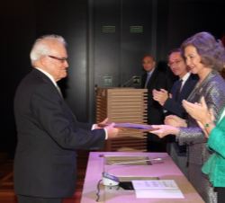 Doña Sofía entrega el Premio en la Categoría de investigación, a la publicación “Van Dyck en España” de Matías Díaz Padrón, director del I