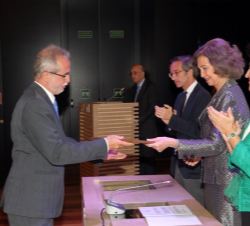 Doña Sofía entrega la Mención Especial en la Categoría de Educación, Formación y Sensibilización a la “Arqueología somos todos” de la Univ