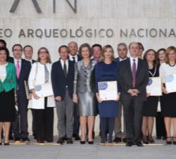 Doña Sofía junto a los premiados