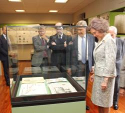 Su Majestad la Reina Doña Sofía contempla una de las obras gráficas expuestas