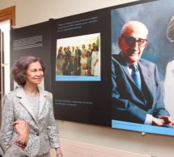 Su Majestad la Reina Doña Sofía recorre una de las salas de la exposición