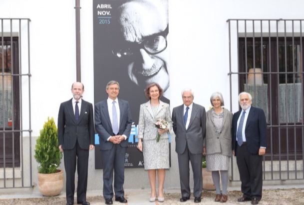 Su Majestad la Reina Doña Sofía con los hijos de Manuel Gutiérrez Mellado, el secretario de Estado de Defensa, Pedro Argüelles y el alcalde de Villavi