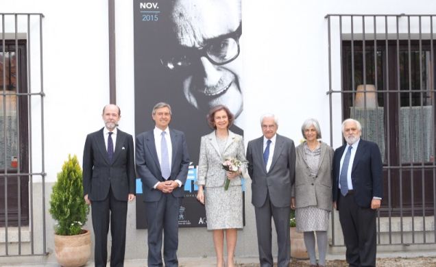 Su Majestad la Reina Doña Sofía con los hijos de Manuel Gutiérrez Mellado, el secretario de Estado de Defensa, Pedro Argüelles y el alcalde de Villavi