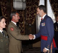 Su Majestad el Rey recibe el saludo de los miembros de la comisión de deportistas de la Guardia Real y el Cuarto Militar de la Casa de Su Majestad el 