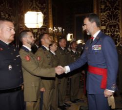 Su Majestad el Rey recibe el saludo de los miembros de la comisión de deportistas de la Guardia Real y el Cuarto Militar de la Casa de Su Majestad el 