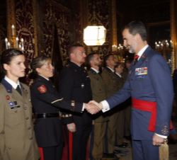 Su Majestad el Rey recibe el saludo de los miembros de la comisión de deportistas de la Guardia Real y el Cuarto Militar de la Casa de Su Majestad el 