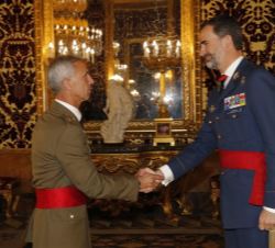 Su Majestad el Rey recibe el saludo del general del brigada del Cuerpo General del Ejército de Tierra Jaime Íñiguez Andrade, comandante del Mando Conj