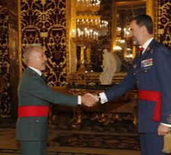 Su Majestad el Rey recibe el saludo del general del brigada del Cuerpo de la Guardia Civil  Vicente Pérez Pérez, mando de la Jefatura del Servicio de 