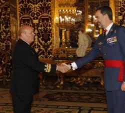 Su Majestad el Rey recibe el saludo del general del brigada del Cuerpo de Infantería de Marina Antonio Planells Palau, jefe de la División de Sistemas