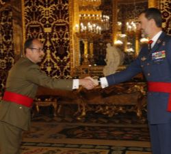 Su Majestad el Rey recibe el saludo del general del brigada del Cuerpo de Ingenieros Politécnicos del Ejército de Tierra Ángel Palacios Zaforteza, seg
