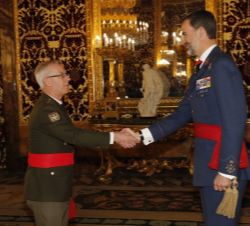 Su Majestad el Rey recibe el saludo del general del brigada médico del Cuerpo Militar de Sanidad, Fernando Jordán de Urríes de la Colina, director del